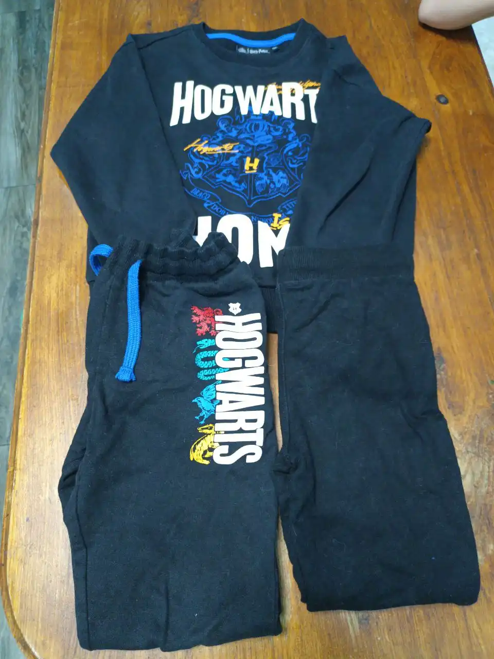 Костюм и штаны с небольшой дырочкой