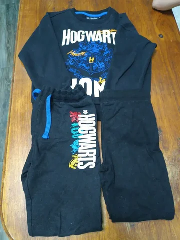 Костюм и штаны с небольшой дырочкой - Разное в Саратов