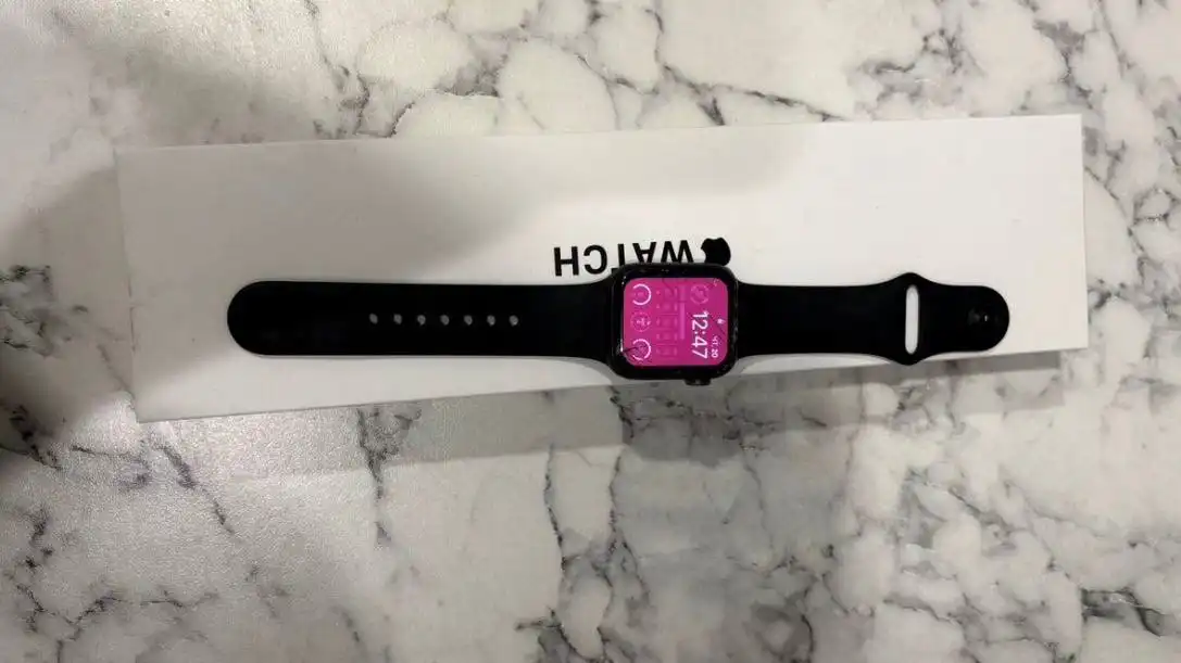 Продажа Apple Watch SE 40mm с разбитым экраном - Умные часы и браслеты (Электроника) в Саратов