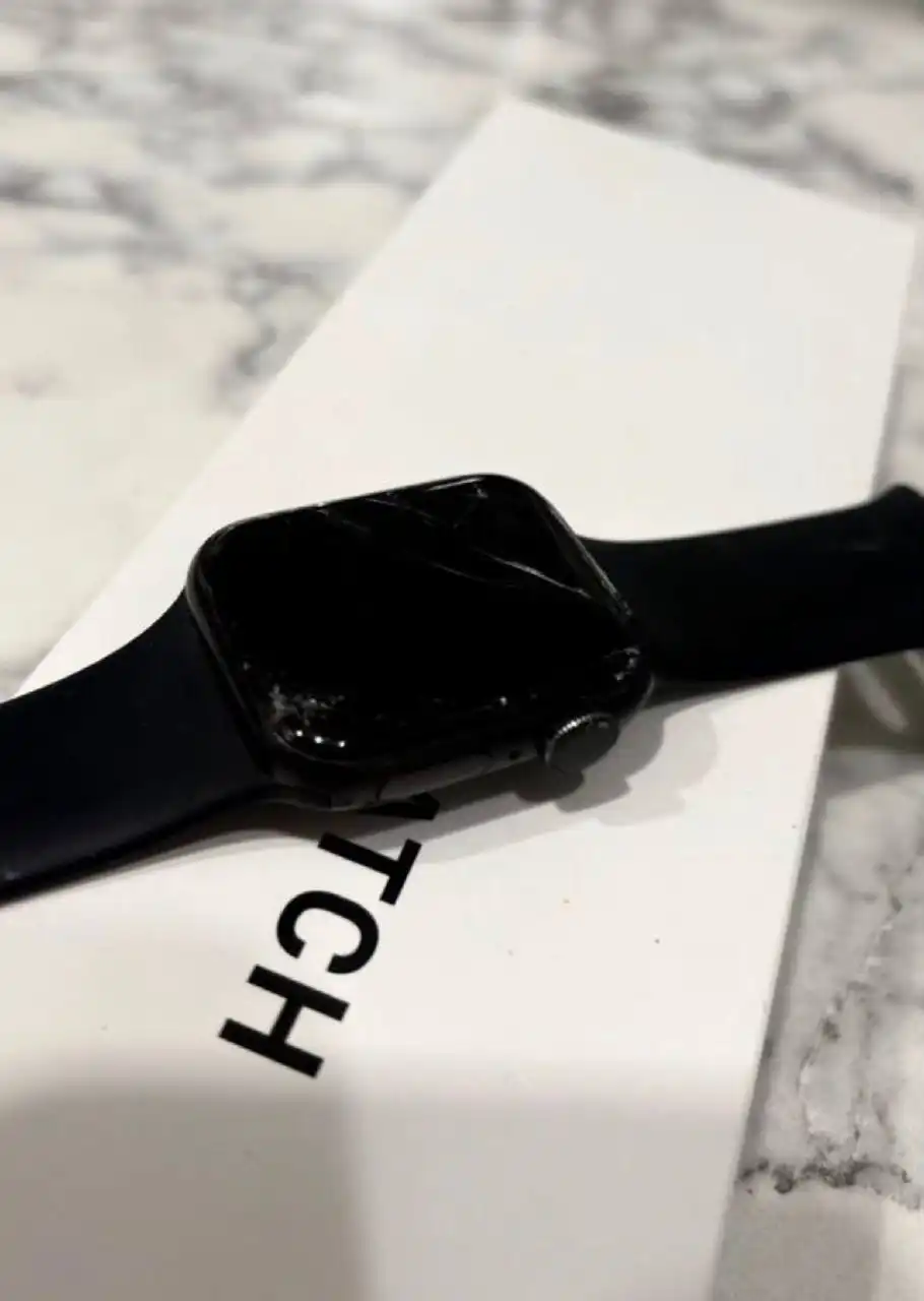 Продажа Apple Watch SE 40mm с разбитым экраном - Умные часы и браслеты (Электроника) в Саратов