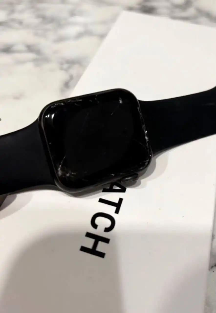 Продажа Apple Watch SE 40mm с разбитым экраном - Умные часы и браслеты (Электроника) в Саратов