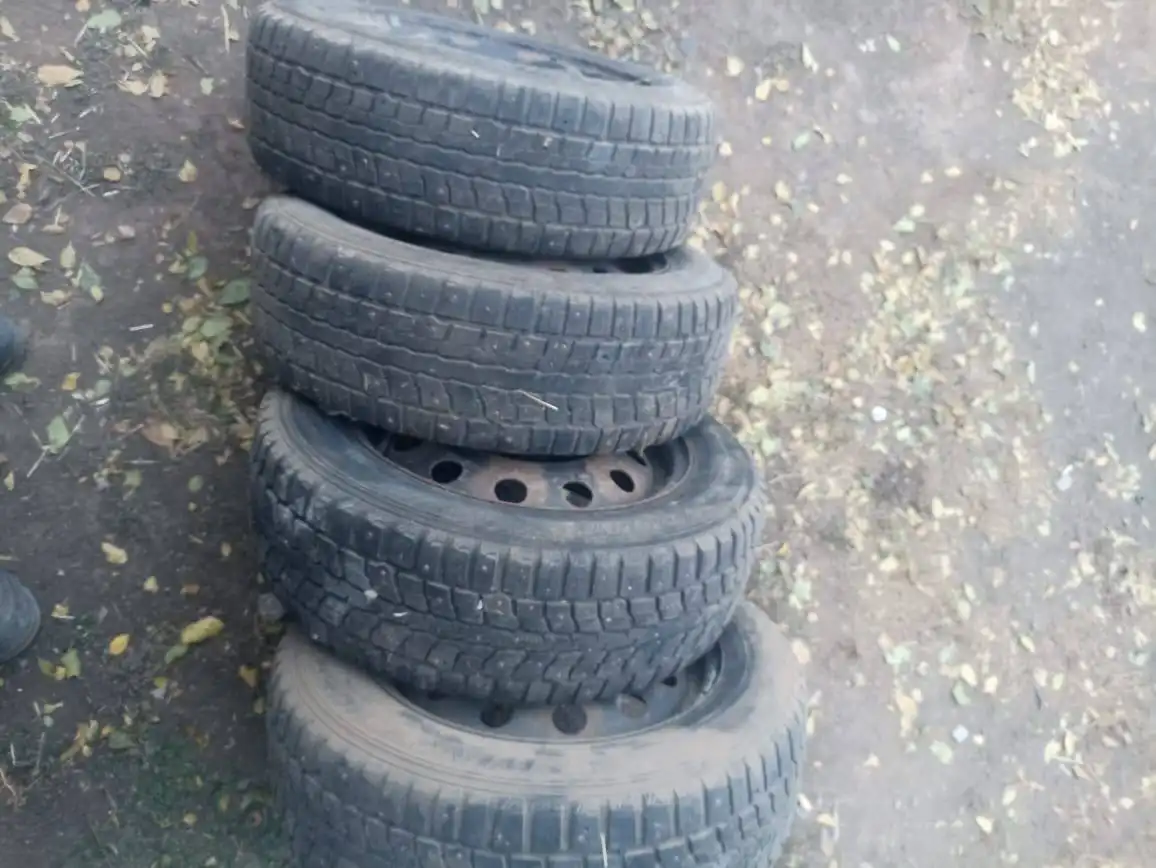 Продажа зимних колёс 15 радиус 185/65 - Шины и диски (Запчасти) в Саратов