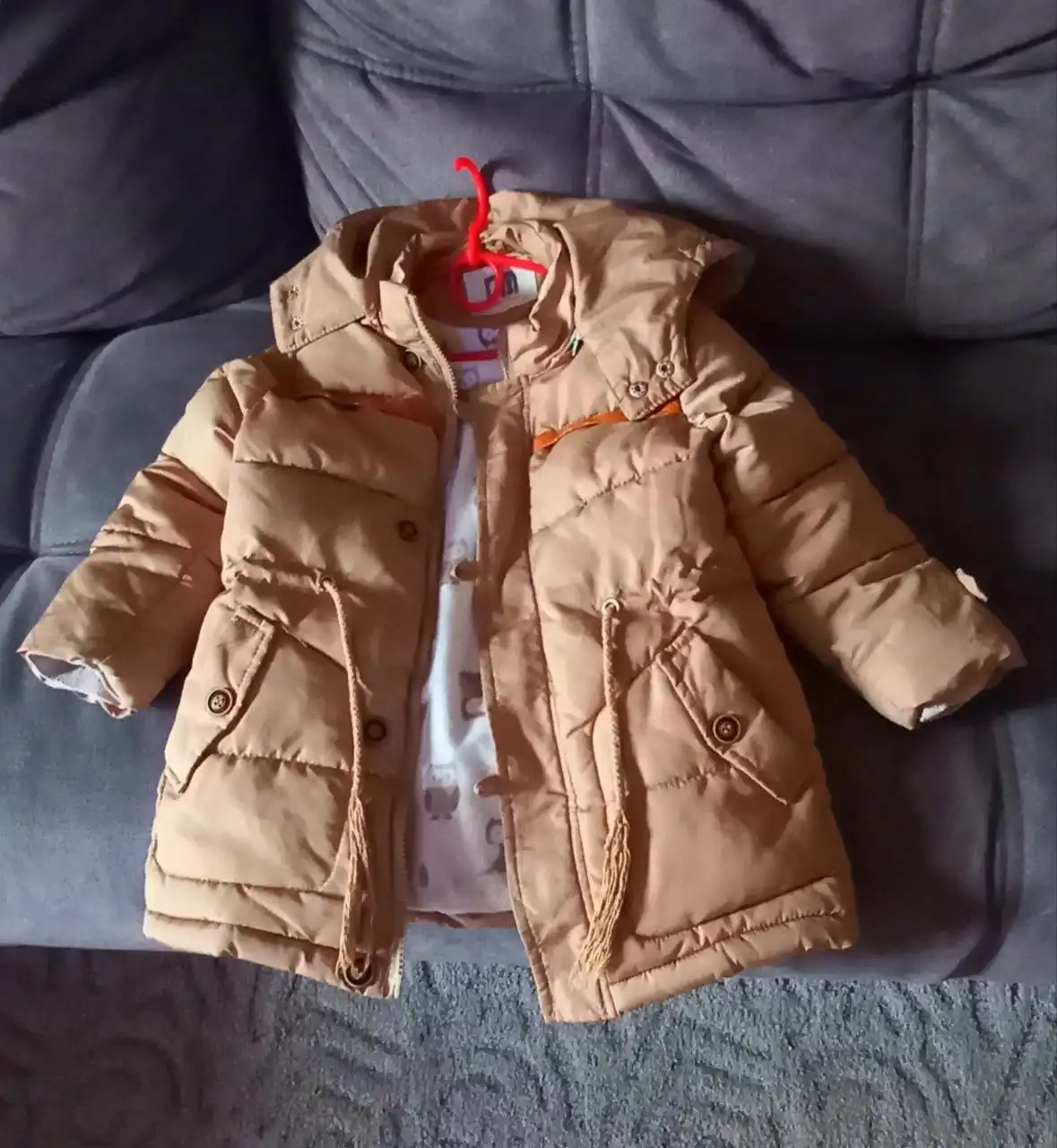 Продам зимнюю куртку на девочку 4-6 лет