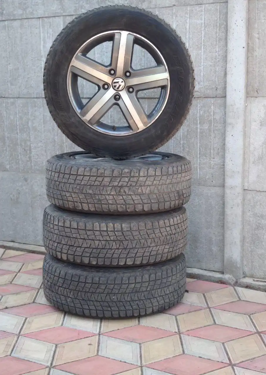 Продам комплект зимней резины с дисками 235/65/R18
