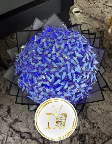 Ярко-голубая бабочка в черном оформлении - Виниловые пластинки в Симферополь