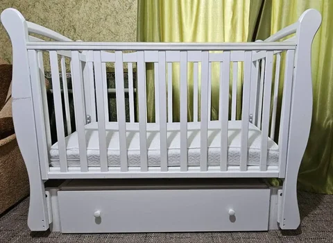 Детская кроватка с маятником и ящиком - частное объявление в Симферополь