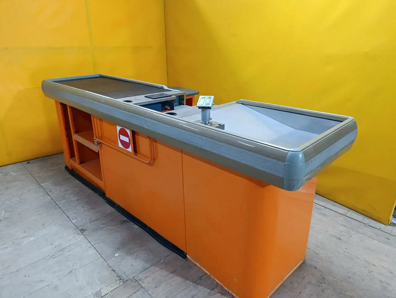 Продажа кассового стола с конвейерной лентой - Торговое оборудование (Готовый бизнес и оборудование) в Симферополь