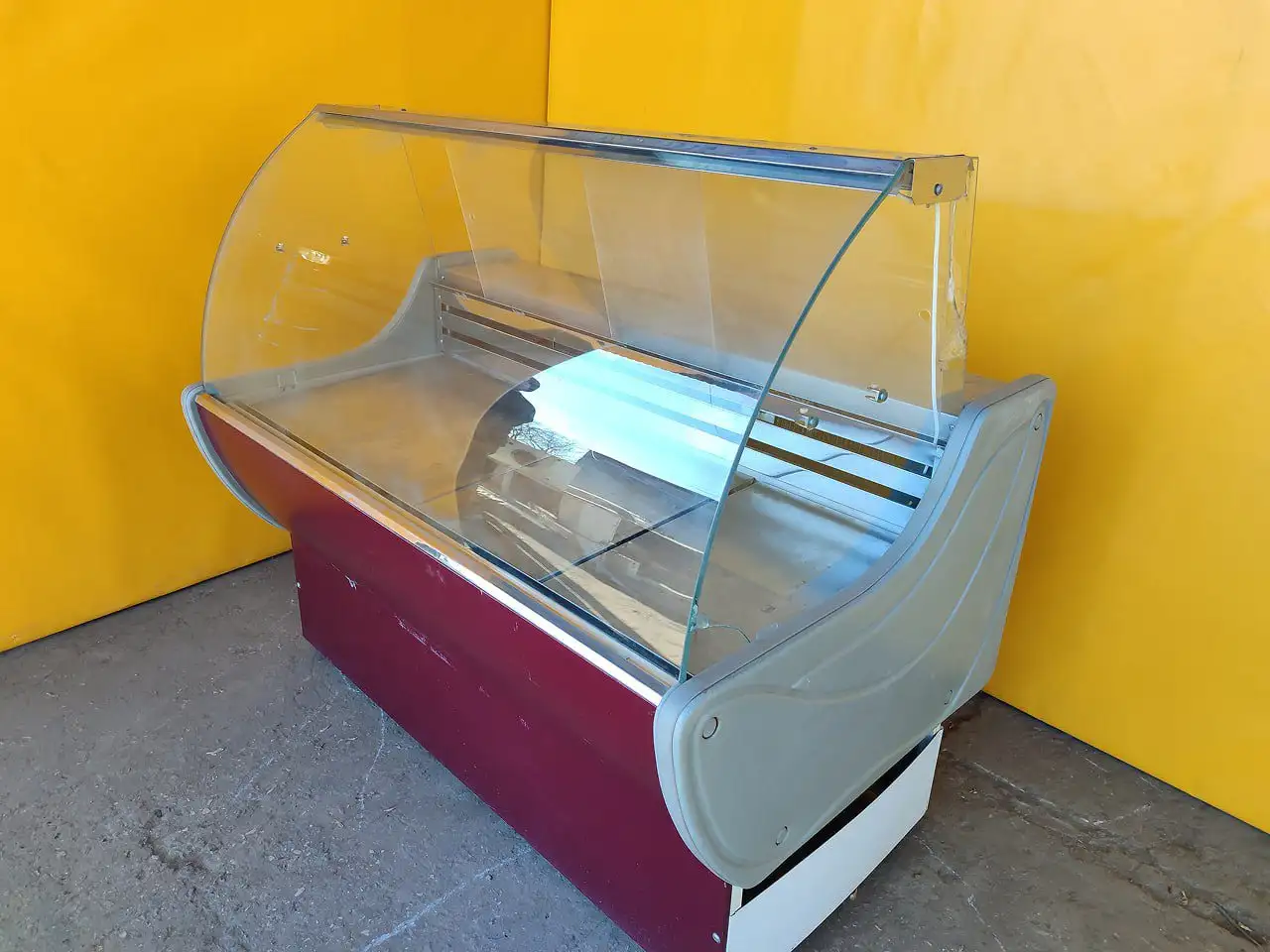 Продам морозильную витрину б/у в отличном состоянии - Торговое оборудование (Готовый бизнес и оборудование) в Симферополь