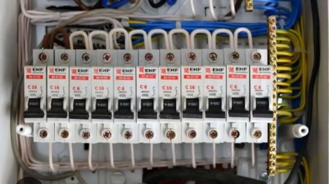 Электромонтажные работы и услуги мастера на час - Ремонтные и строительные услуги (Услуги) в Симферополь