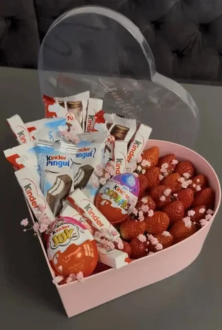Коробочка в виде сердца с клубникой и шоколадками Kinder - частное объявление в Симферополь