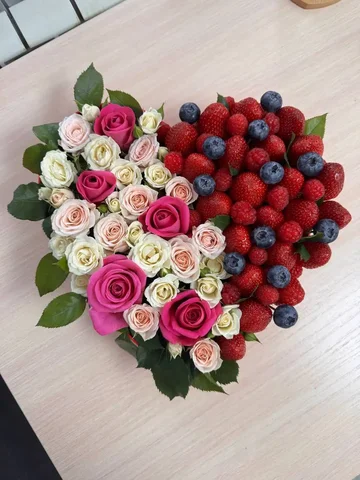 Букет из клубники, малины, голубики и роз в коробочке-сердце - Установка и обслуживание систем безопасности в Симферополь