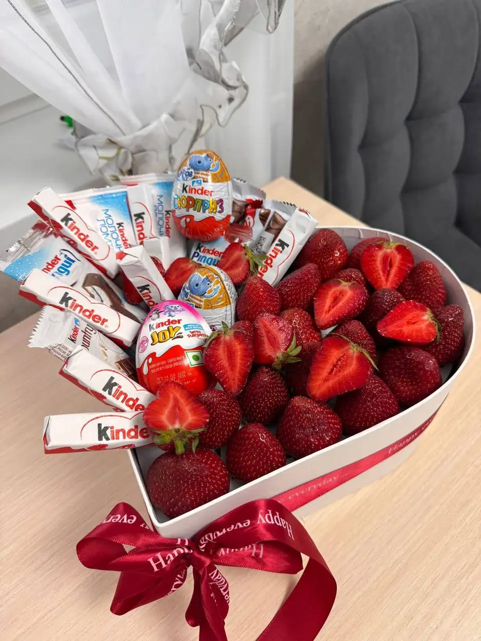 Сладкая коробочка в виде сердца с Kinder и клубникой - Подарки (Хобби и отдых) в Симферополь