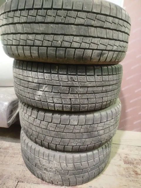 Комплект зимней резины с дисками 215/55R17 - Запчасти в Красноярск