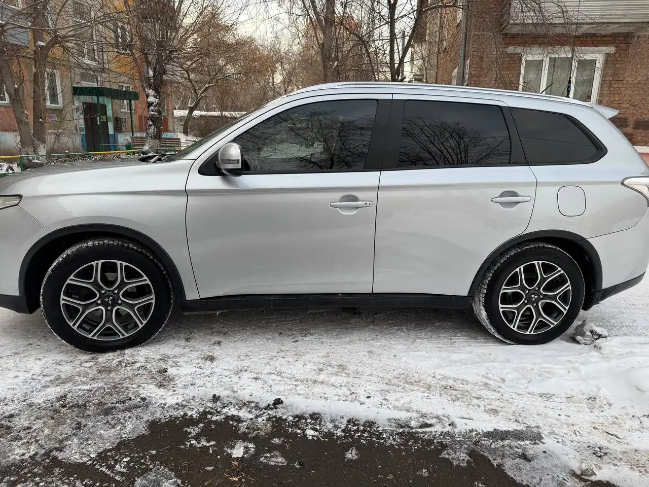 Продажа автомобиля Toyota RAV4 2014 года в отличном состоянии