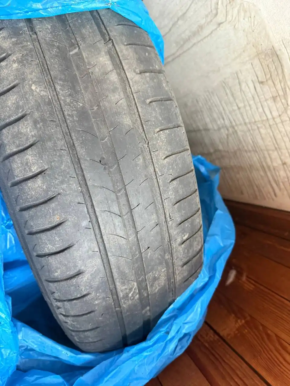 Продажа летней резины Michelin 205-65 R15 - Шины и диски (Запчасти) в Красноярск