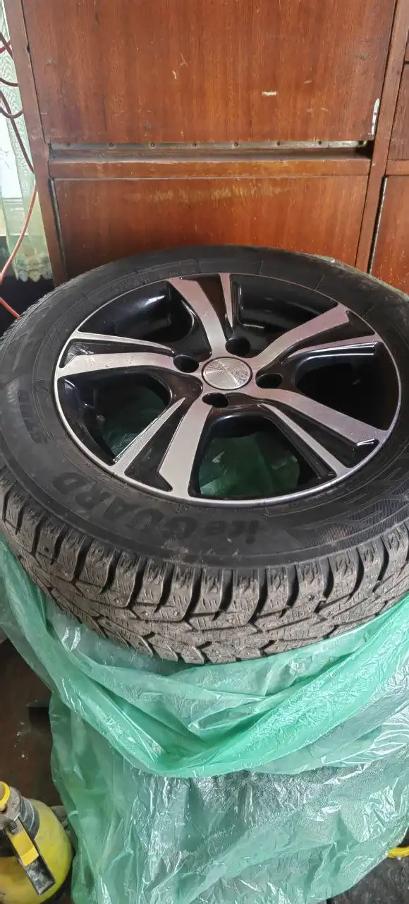 Йокохама 175/65 R14 4 шт. с дисками - Шины и диски (Запчасти) в Красноярск
