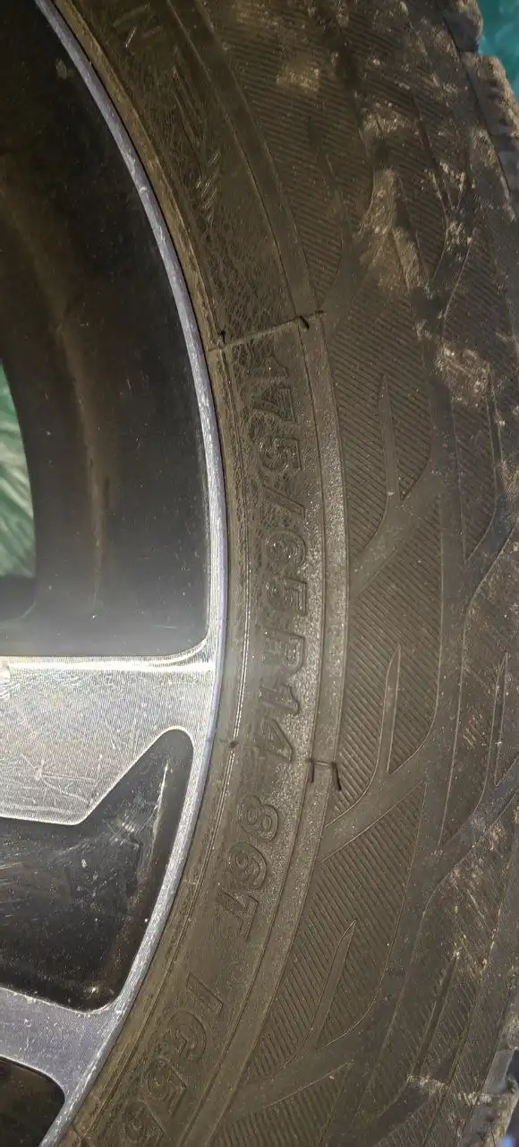 Йокохама 175/65 R14 4 шт. с дисками - Шины и диски (Запчасти) в Красноярск