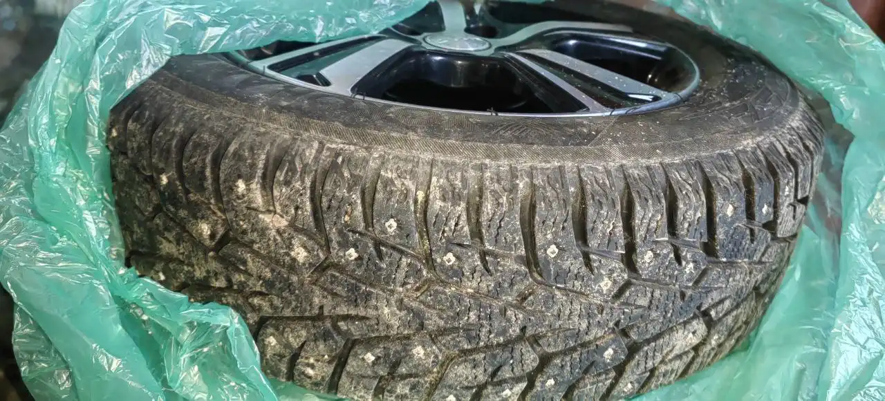 Йокохама 175/65 R14 4 шт. с дисками - Шины и диски (Запчасти) в Красноярск