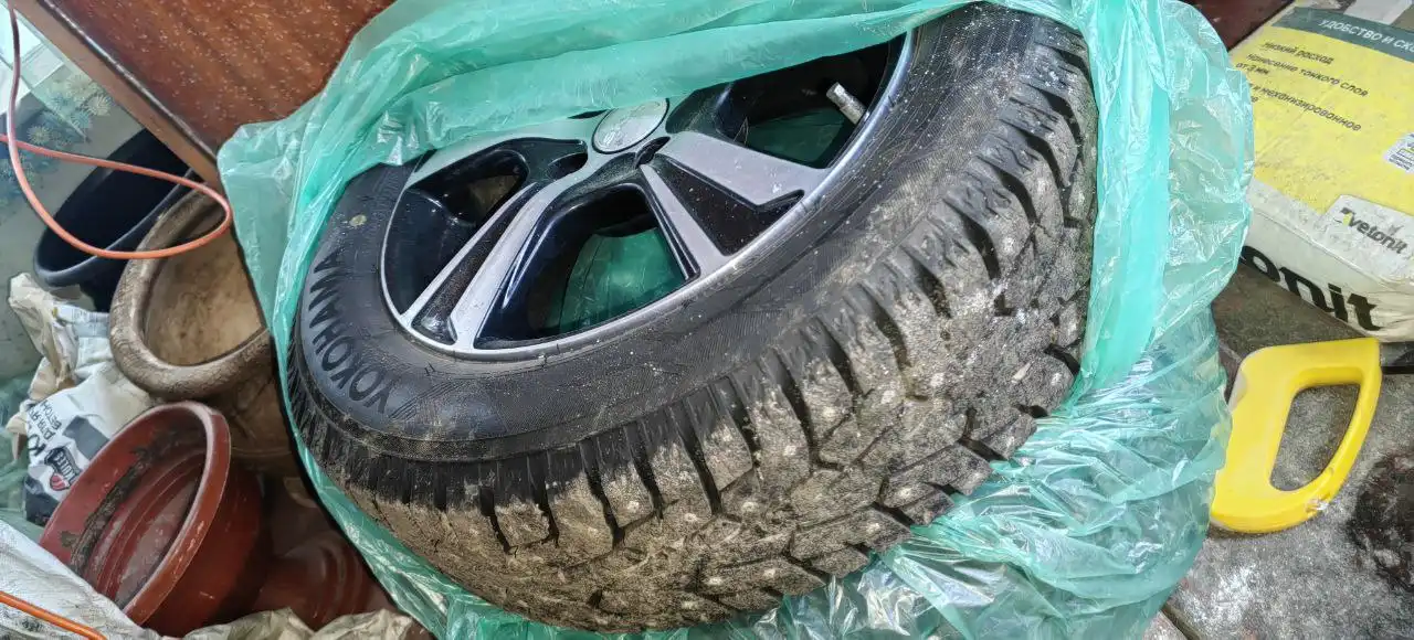 Йокохама 175/65 R14 4 шт. с дисками - Шины и диски (Запчасти) в Красноярск