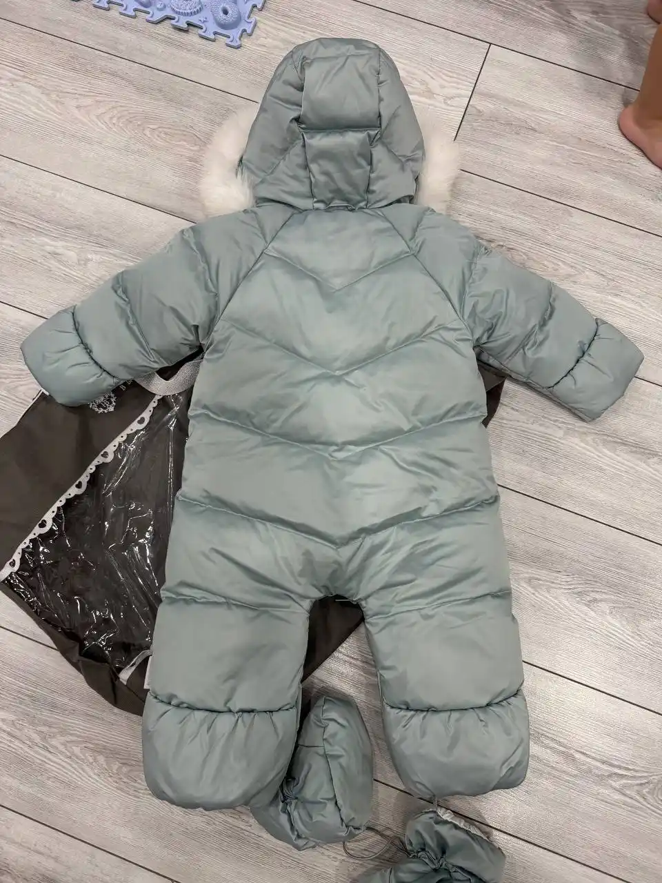 Продам зимний комбинезон из гусиного пуха