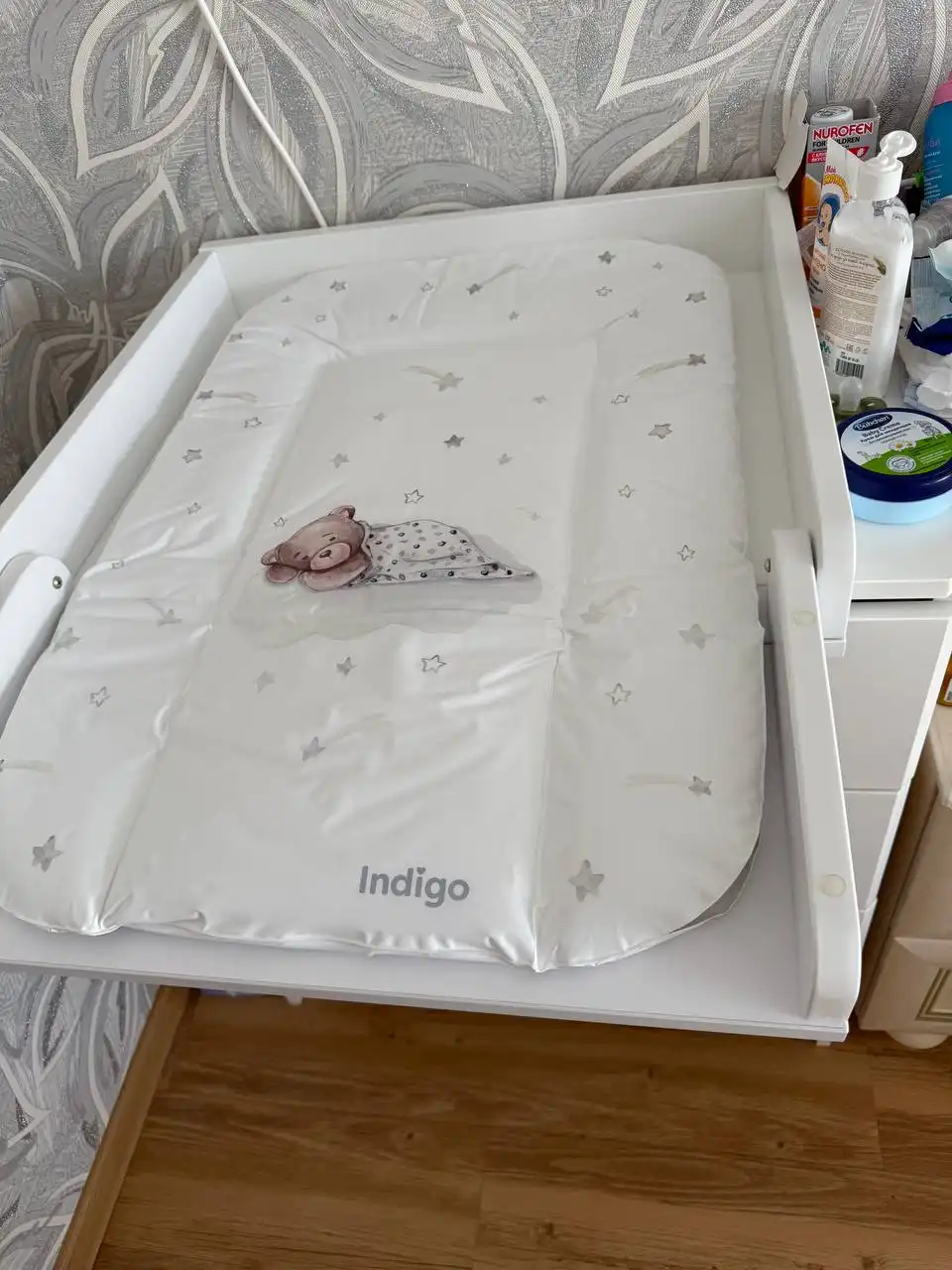 Продам кроватку с матрасом и пеленальным комодом