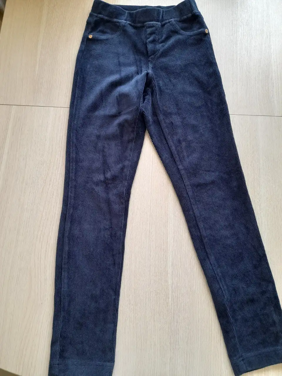 Детская одежда: флисовая толстовка и вельветовые штанишки-легинсы