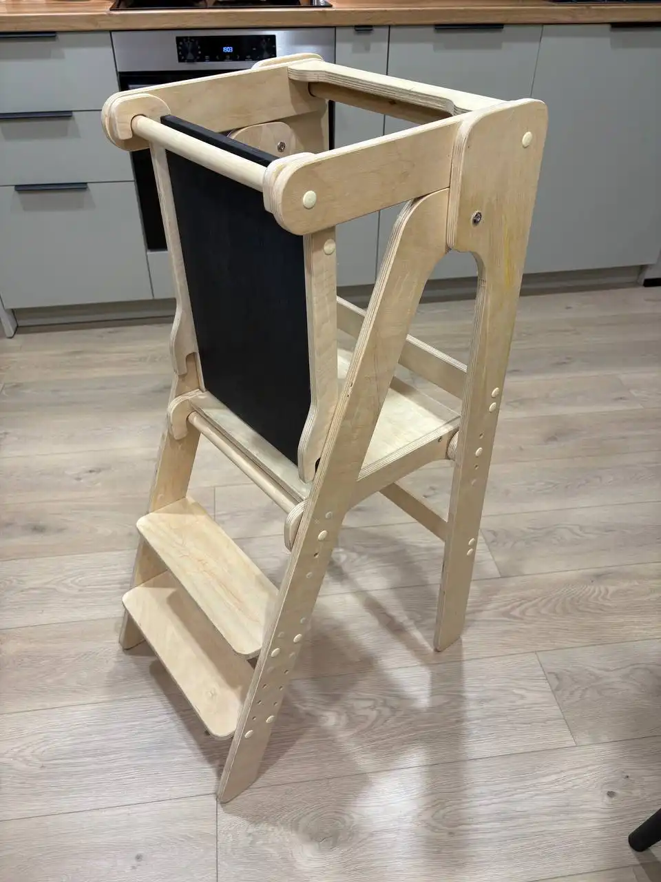 Башня помощника с доской для рисования