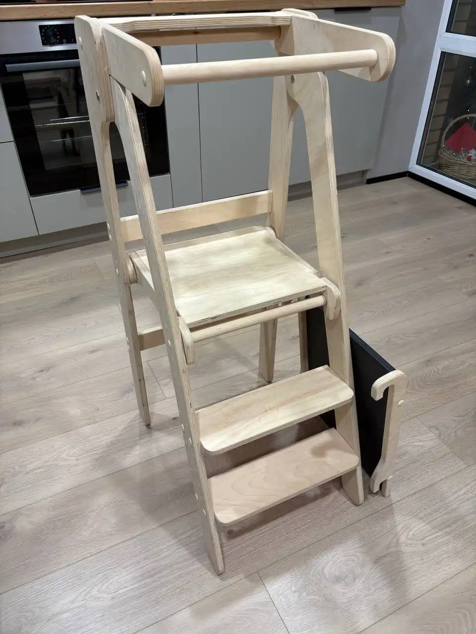 Башня помощника с доской для рисования