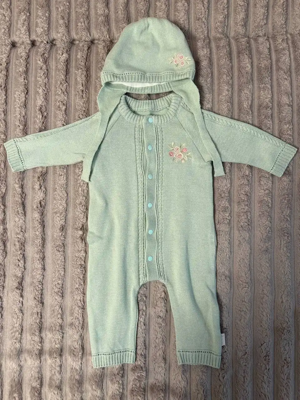 Продам два костюма на девочку размер 62-68