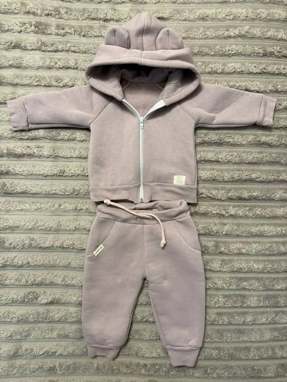 Продам два костюма на девочку размер 62-68