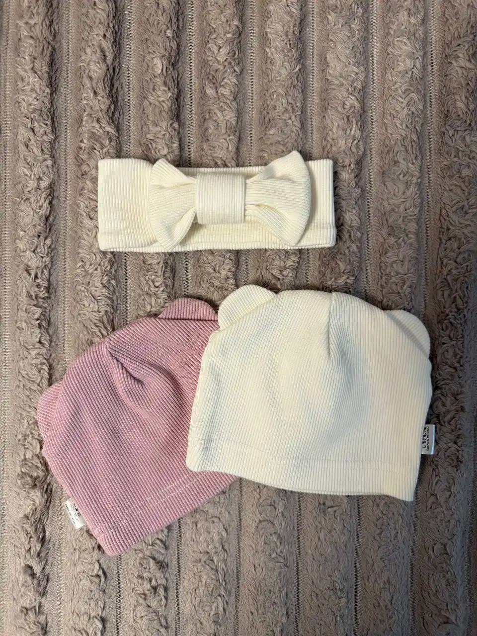 Продам два костюма на девочку размер 62-68