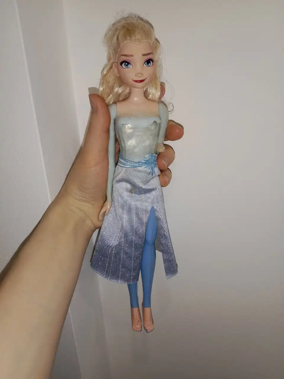 Эльза - светится в воде