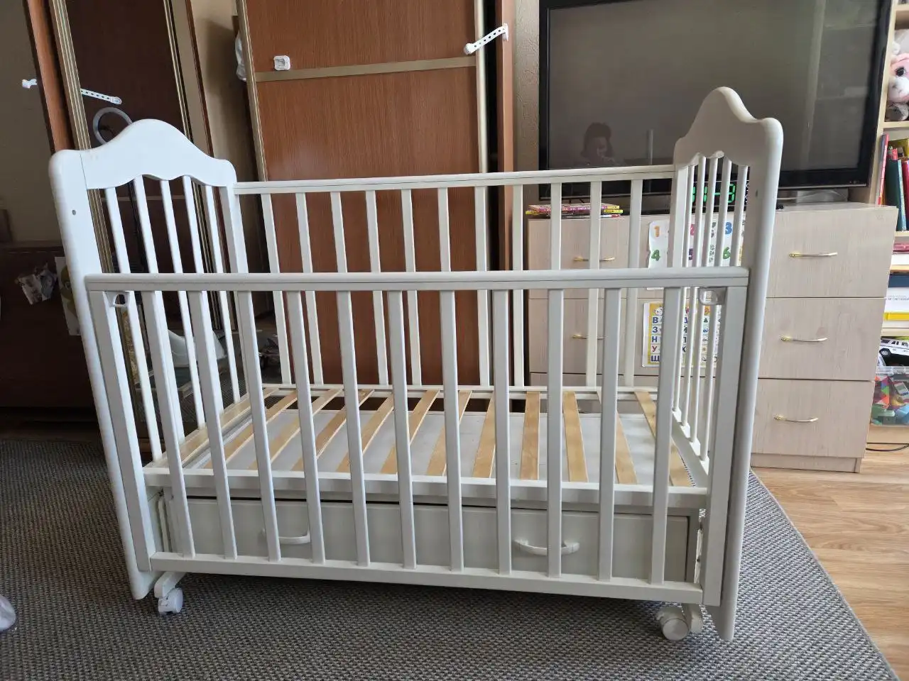 Продам детскую кроватку с механизмом маятник