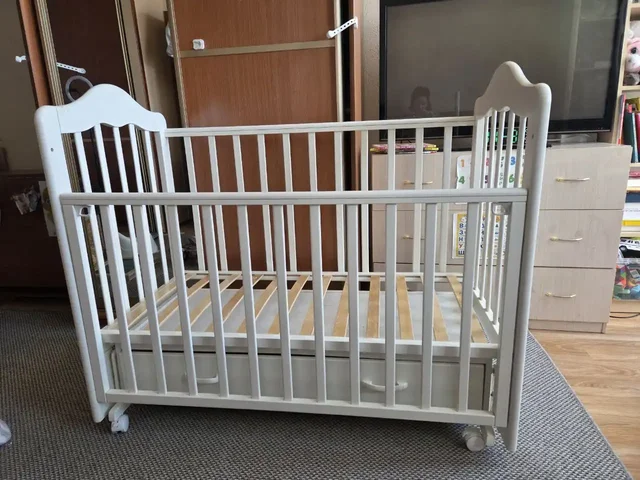 Продам детскую кроватку с механизмом маятник - Товары для детей в Владивосток