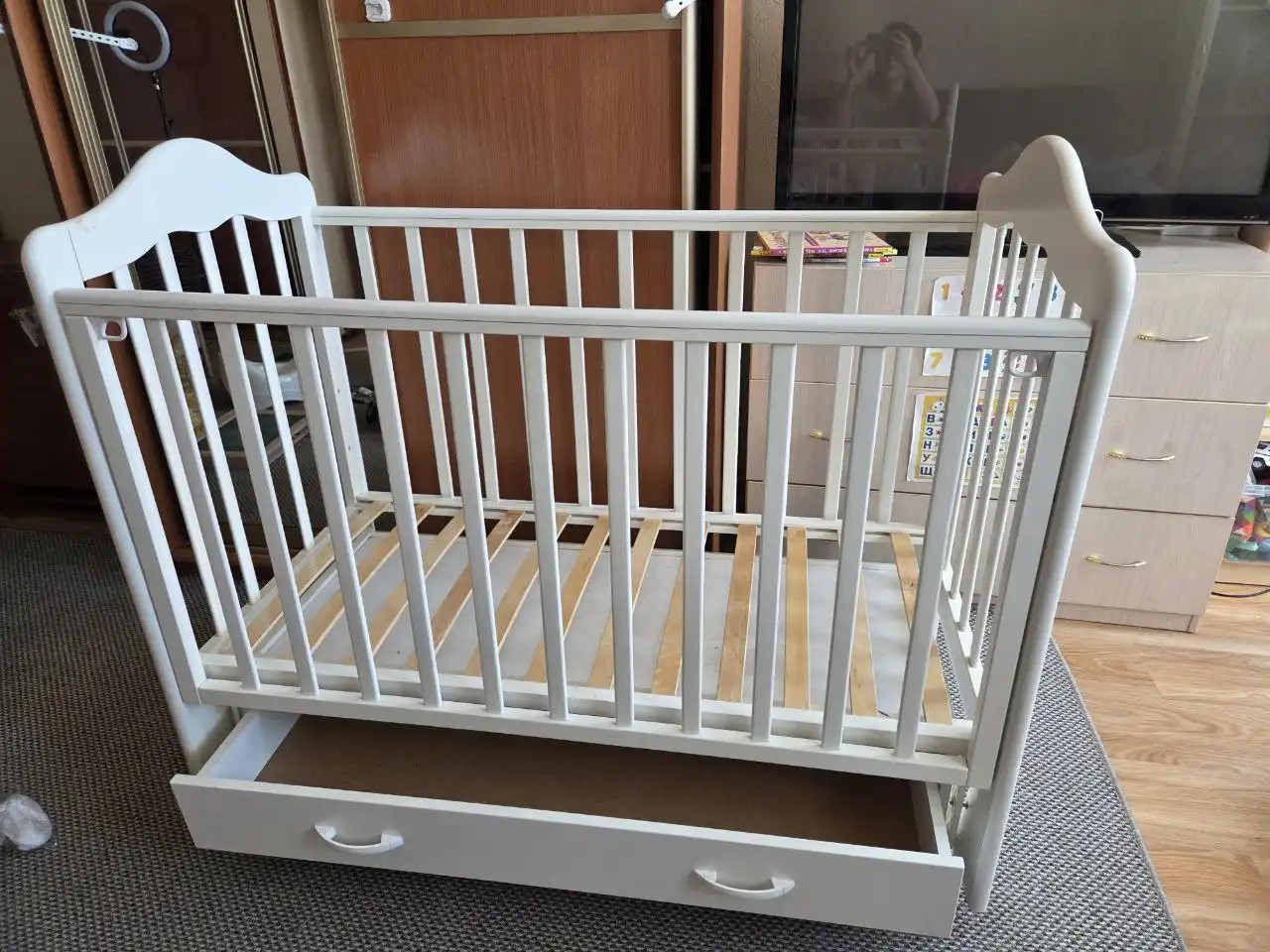 Продам детскую кроватку с механизмом маятник