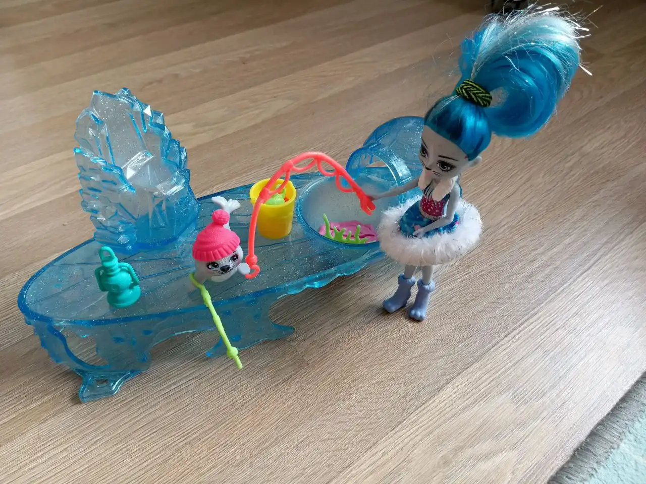 Продажа куклы Enchantimals Mattel - Рыбалка на льду - Барахолка в Владивосток