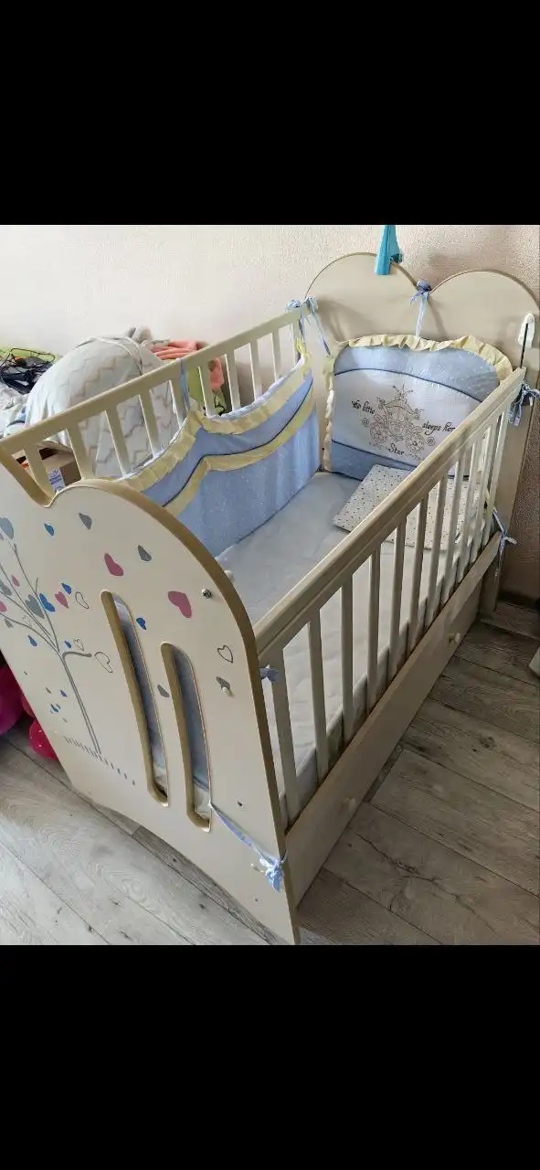 Детская кроватка с маятником и комплектом - Детская мебель (Товары для детей) в Артём