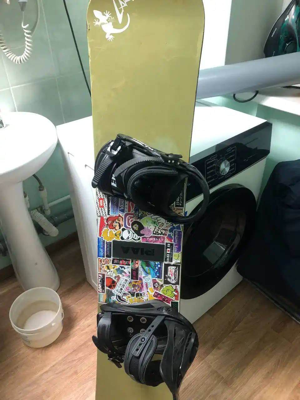 Продам сноуборд, матрас и микроволновую печь