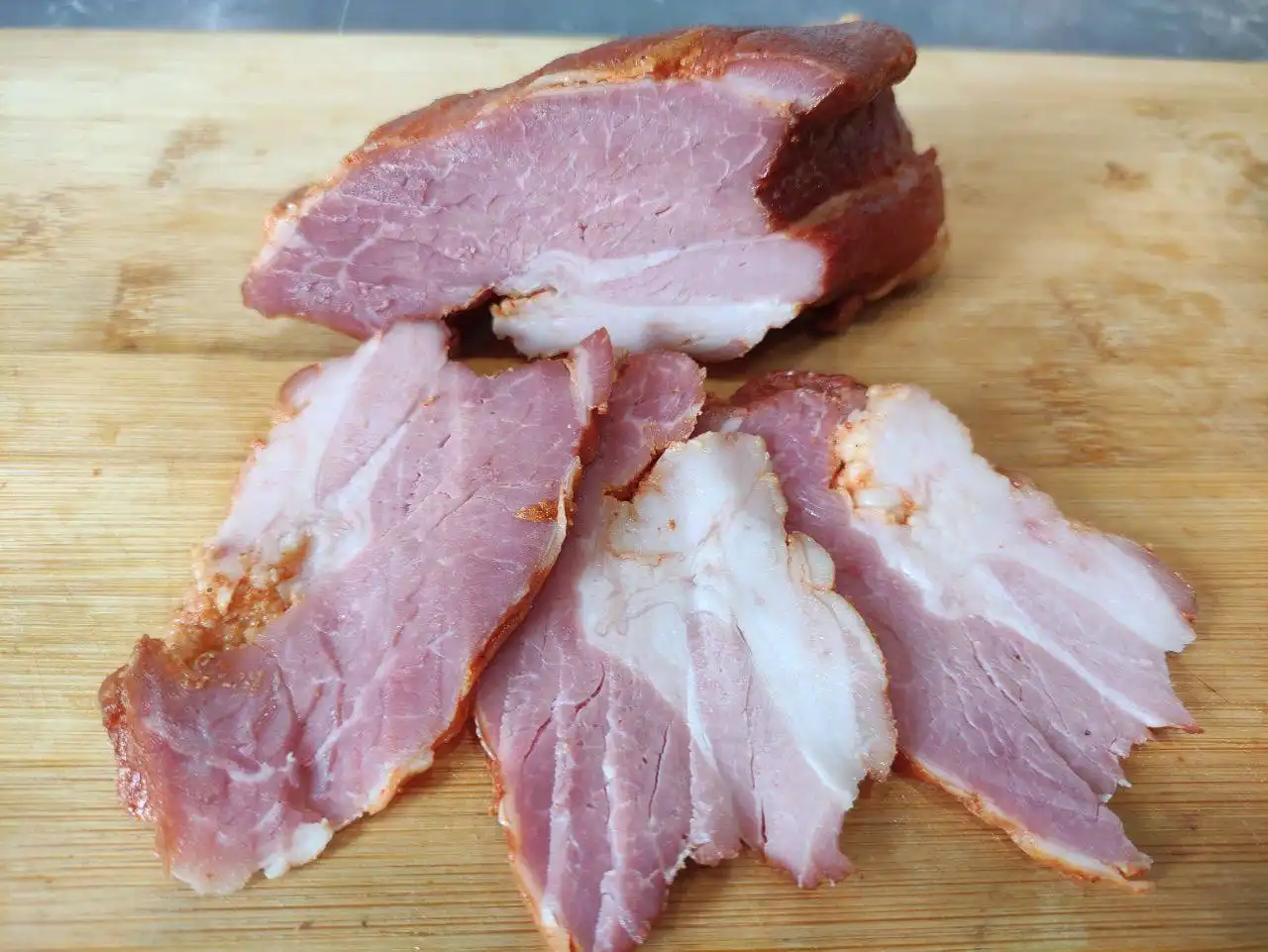Мясная продукция домашнего горячего копчения