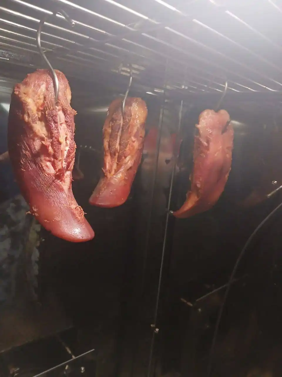 Мясная продукция домашнего горячего копчения