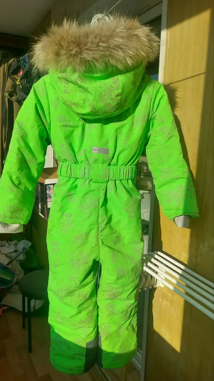 Продам зимний комбинезон для девочки