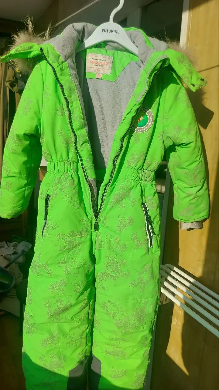 Продам зимний комбинезон для девочки