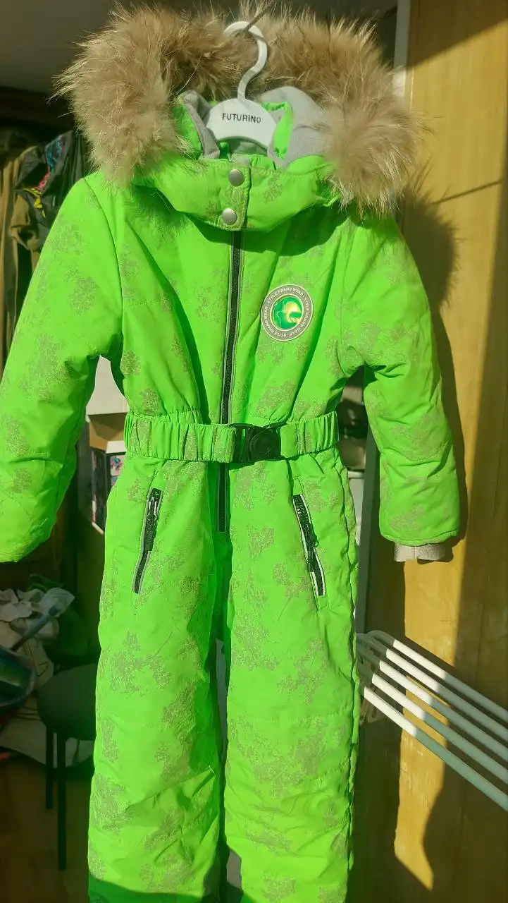 Продам зимний комбинезон для девочки