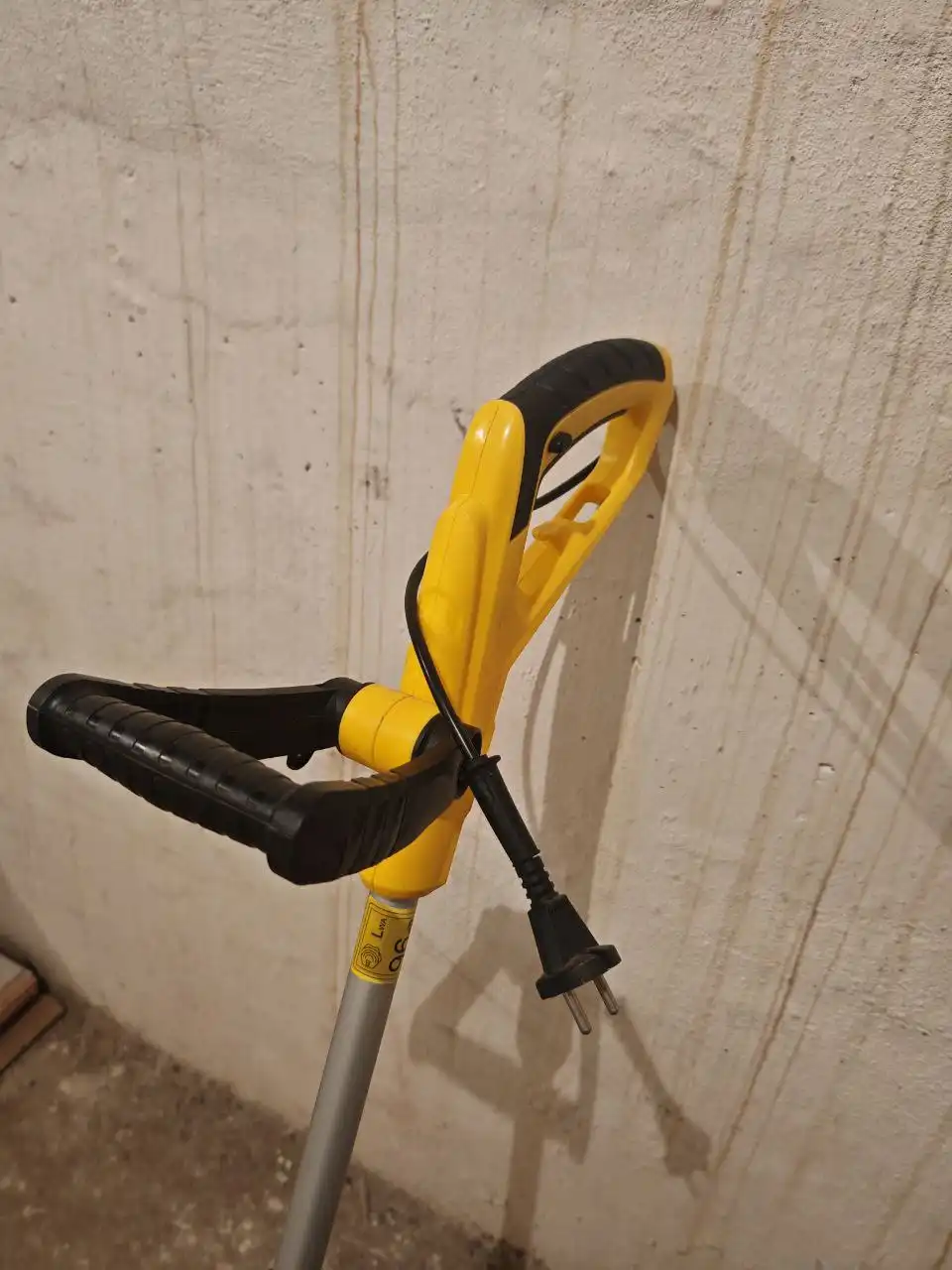 Продам электротриммер для газона