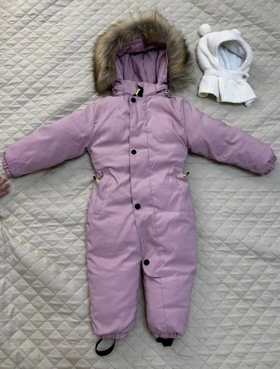 Продам зимний комбинезон с шапкой