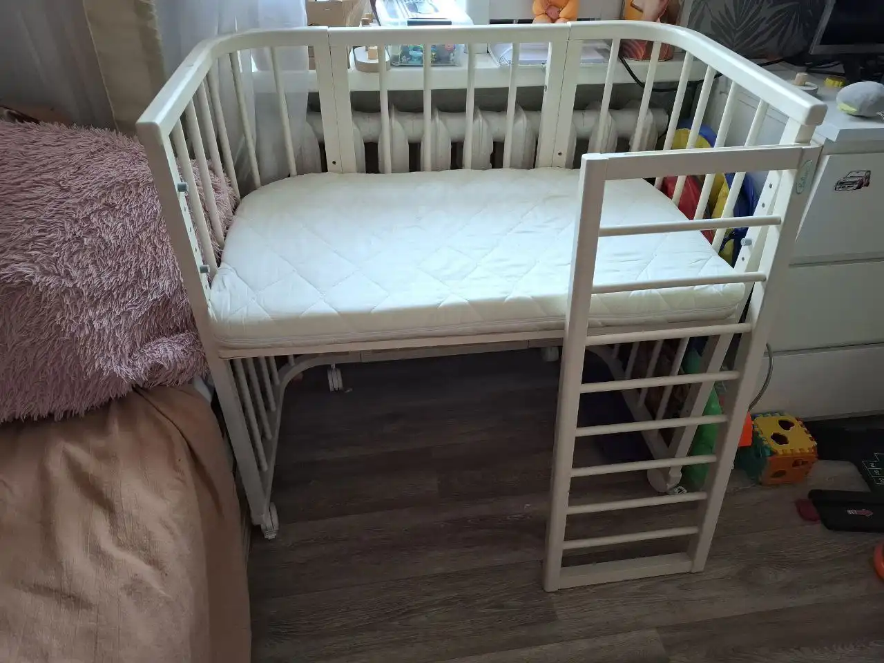 Продам приставную кроватку слоновой кости с трансформацией
