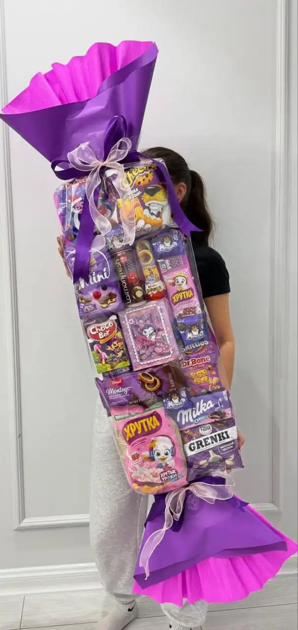 Конфетка с детскими сладостями в подарок