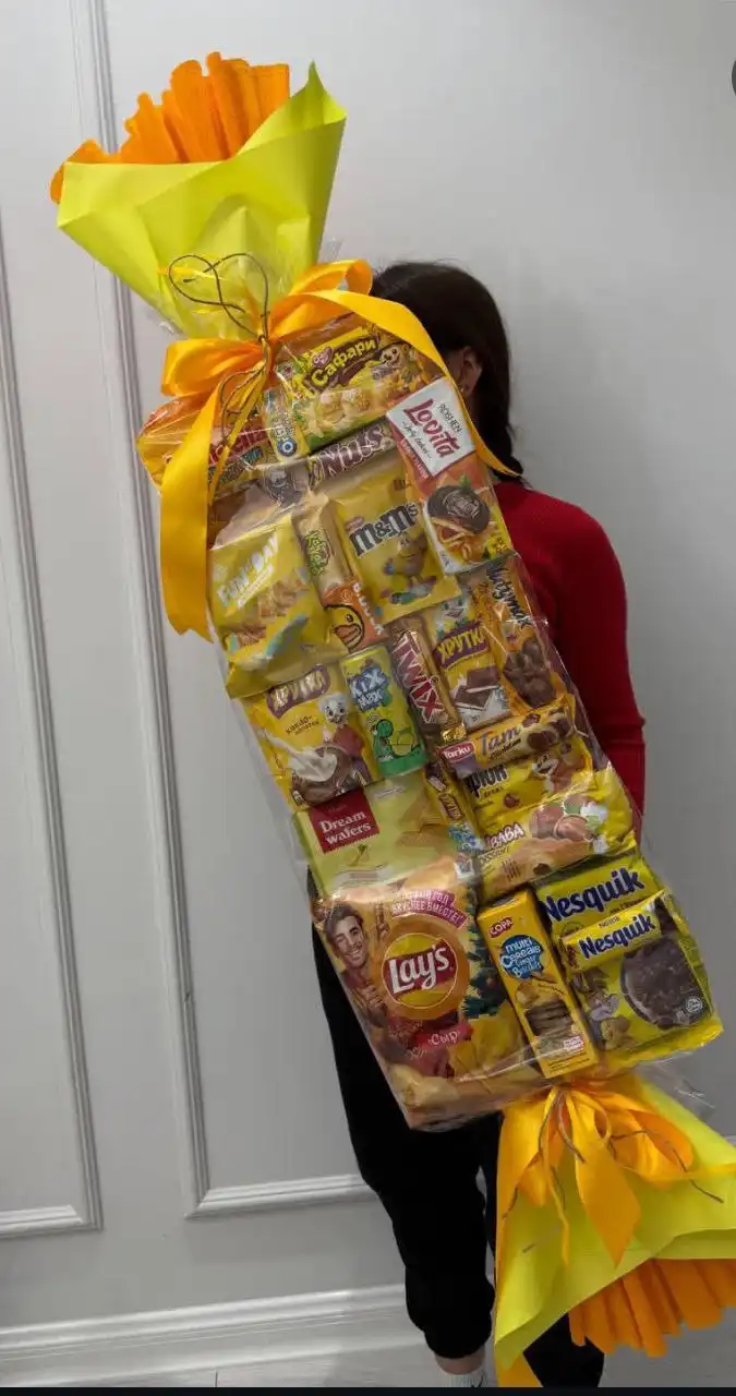 Конфетка с детскими сладостями в подарок