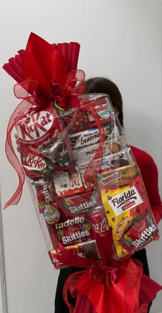 Конфетка с детскими сладостями в подарок