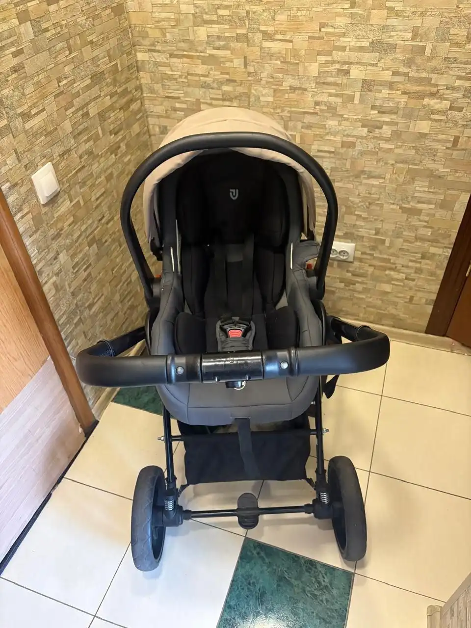 Продам коляску 3 в 1 с автолюлькой и комплектом аксессуаров